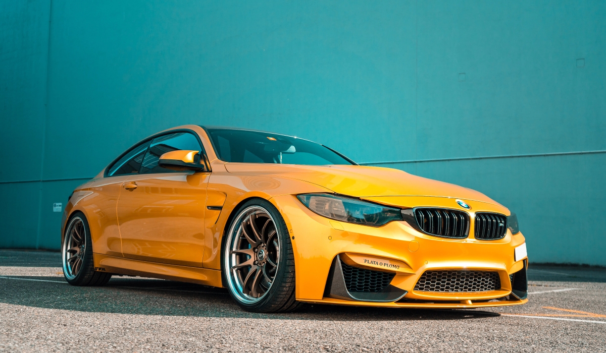 Auto sportiva gialla con sfondo blu